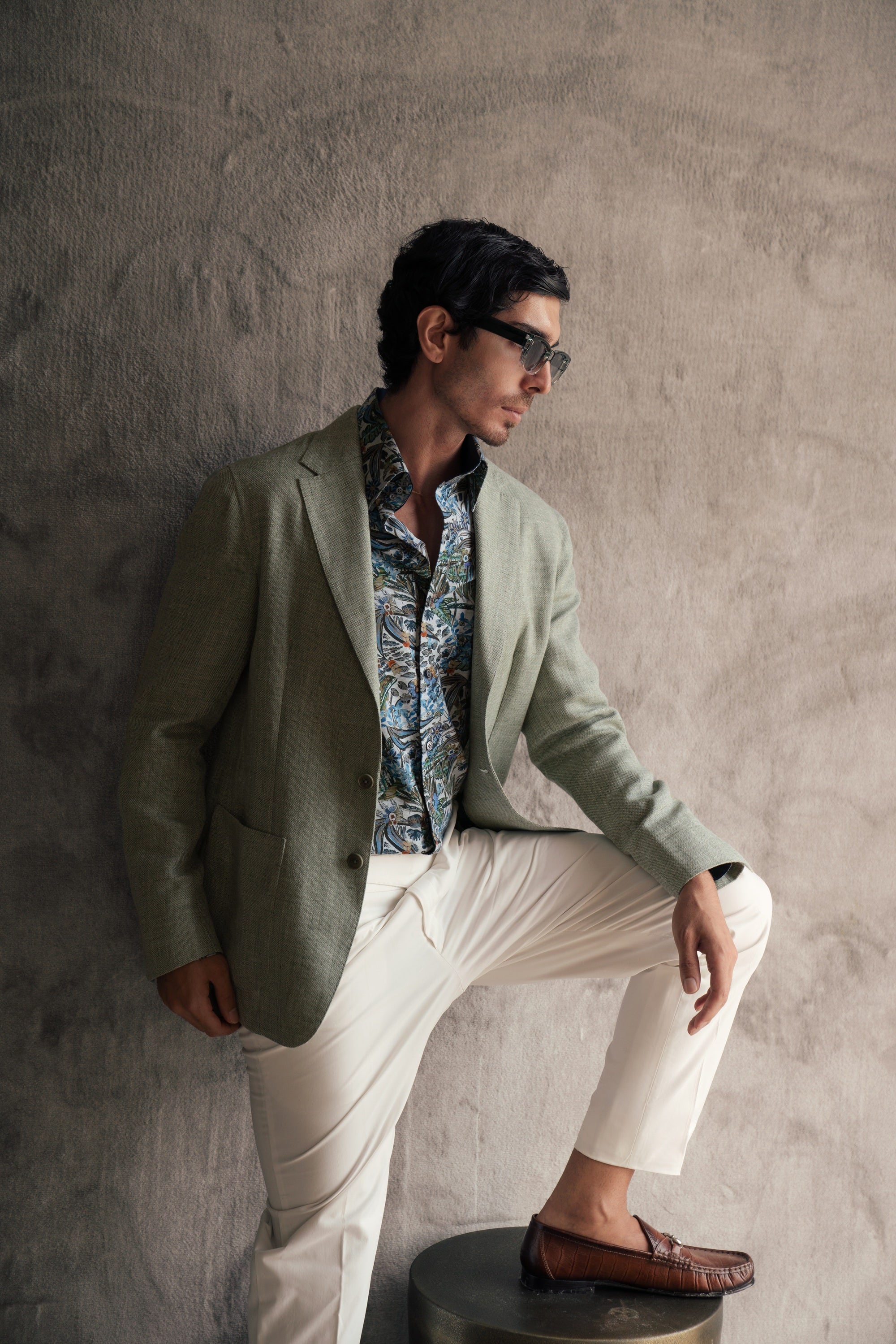 Green single-breasted blazer in a linen and silk blend with a notch lapel