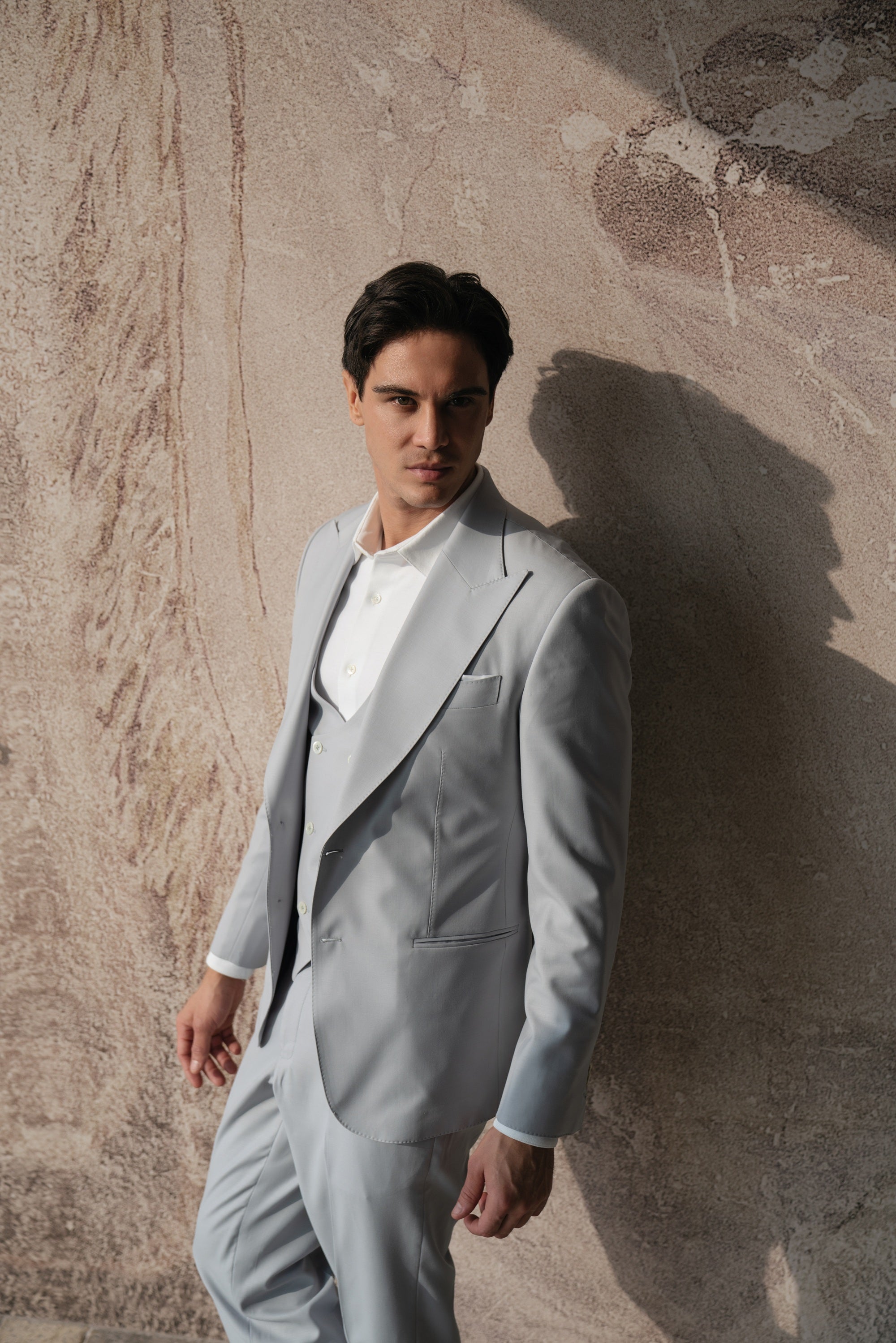 Sea blue wool three-piece suit, single-breasted with a peak lapel