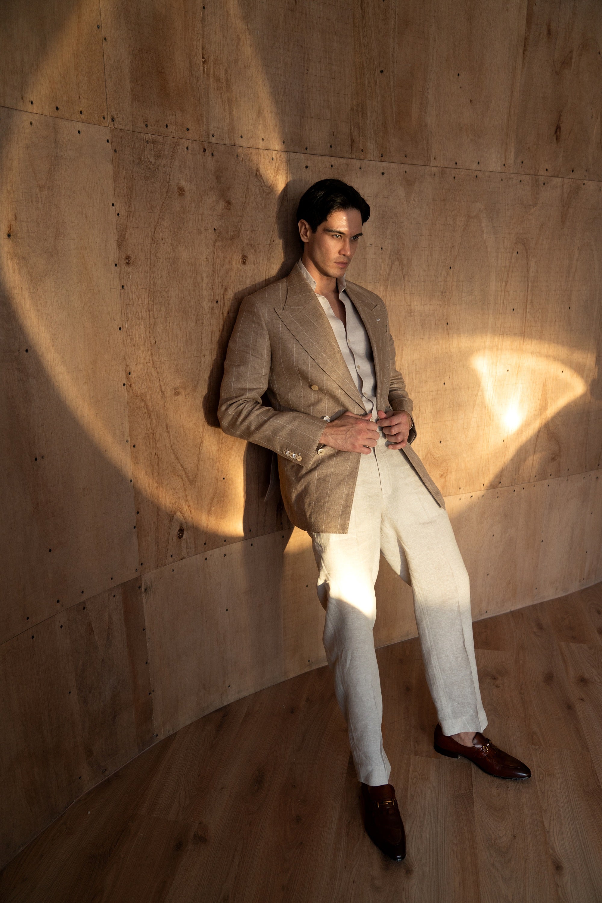 Beige double-breasted blazer in a linen and silk blend with a peak lapel